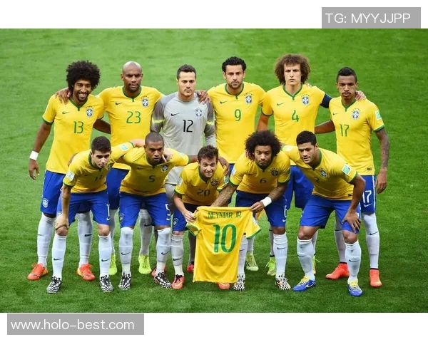 日本足球明星实拍展现球场风采与个人魅力的精彩瞬间