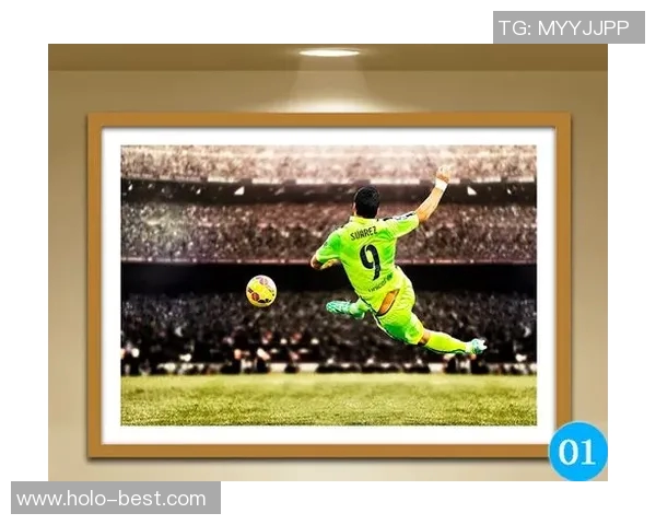 足球明星海报卫衣让你在球场外也能展现个性与热情的时尚选择 足球明星海报卫衣让你在球场外也能展现个性与热情的时尚选择