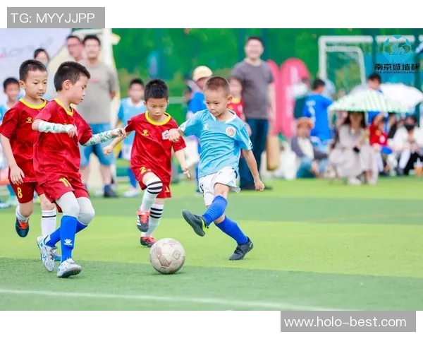 足球明星孩子们的成长之路与父辈的足迹交织的精彩故事 足球明星孩子们的成长之路与父辈的足迹交织的精彩故事